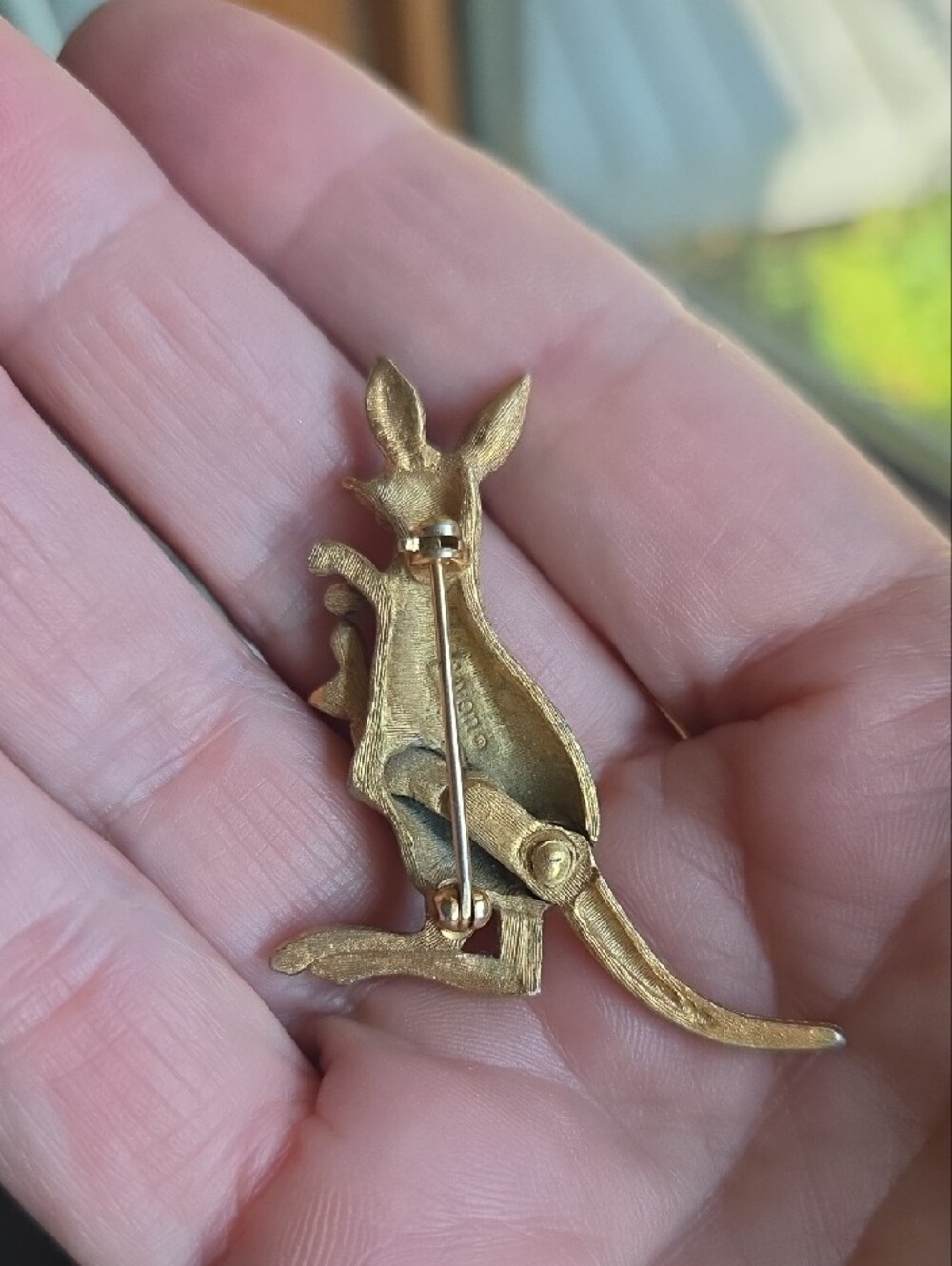Avon Kangaroo Pin - Picture 2 of 2